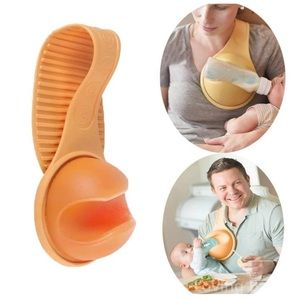 The Beebo Hands free bottle holder w/ 2 Blue 4-6 oz bottles